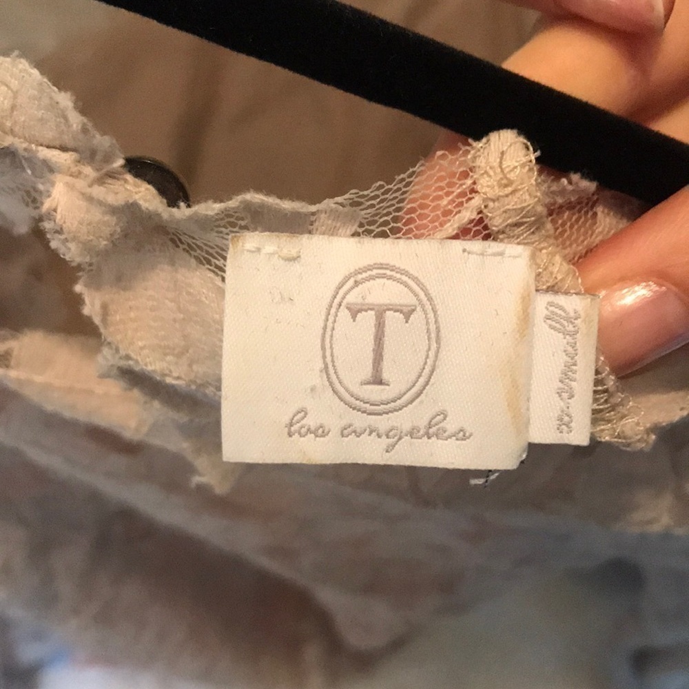 Feminine lace three quarter length sleeve top.​​​​​​​​​​​​​​​​​​​​​​​ - Picture 4 of 4